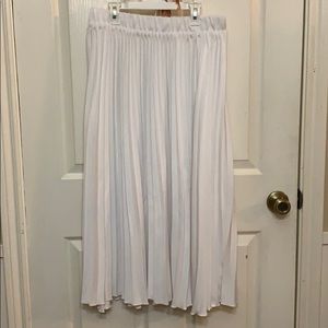 Francesca’s white pleated maxi skirt